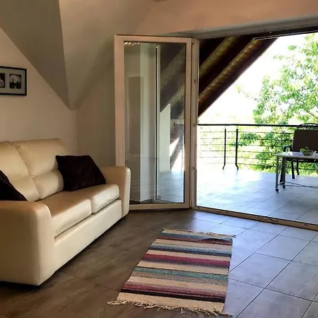 'new' Sunkissed On The Old Hill Apartment *