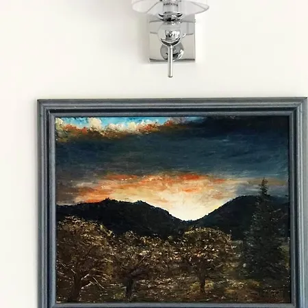 Apartment 'new' Sunkissed On The Old Hill