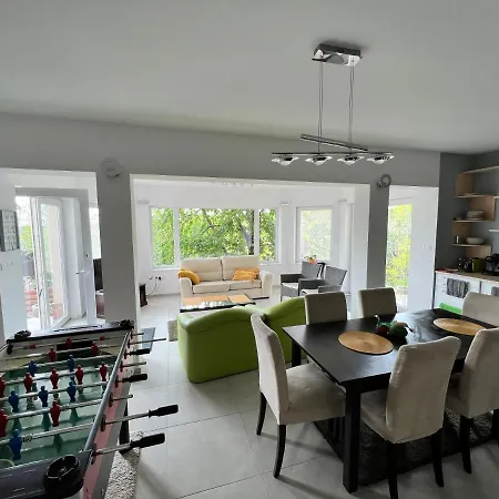 Apartment 'new' Sunkissed On The Old Hill *