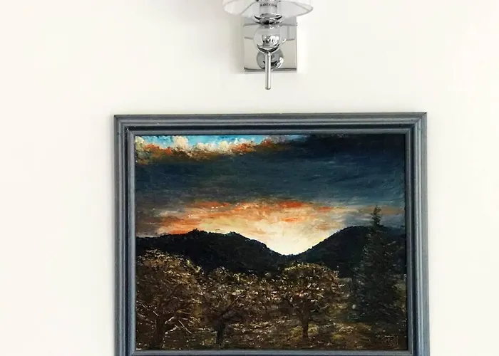 Apartment 'new' Sunkissed On The Old Hill